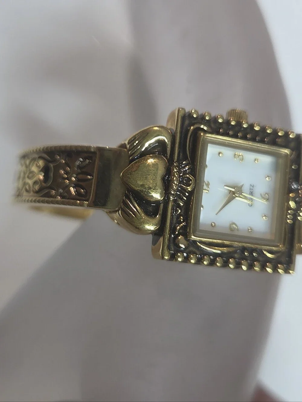 ladies gladdagh ornate quartz watch gold tone needs battery irish celtic